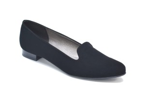 Półbuty na płaskim obcasie z czarnego zamszu.