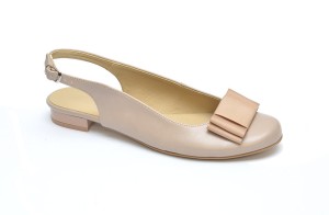 Letnie, beżowe czółenka z kokardą na płaskim obcasie.  