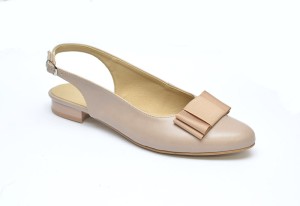 Letnie, beżowe czółenka na płaskim obcasie z kokardą.