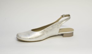 Letnie, srebrne czółenka na płaskim obcasie .