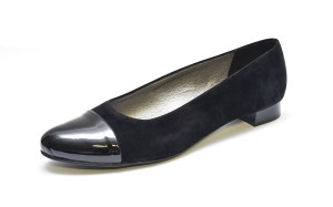 (XXL) Zamszowe czółenka z lakierowanym czubkiem. 